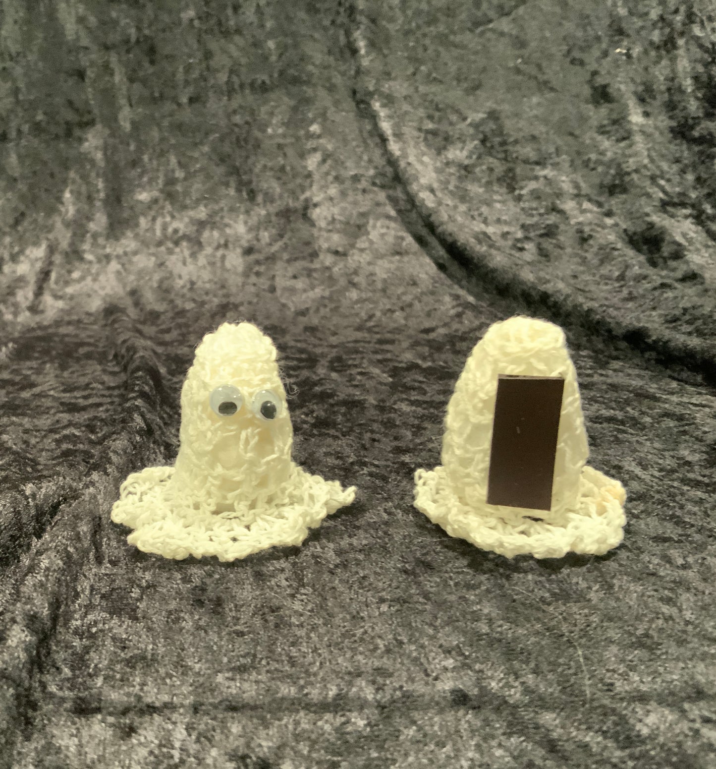 Frilly Ghost magnets